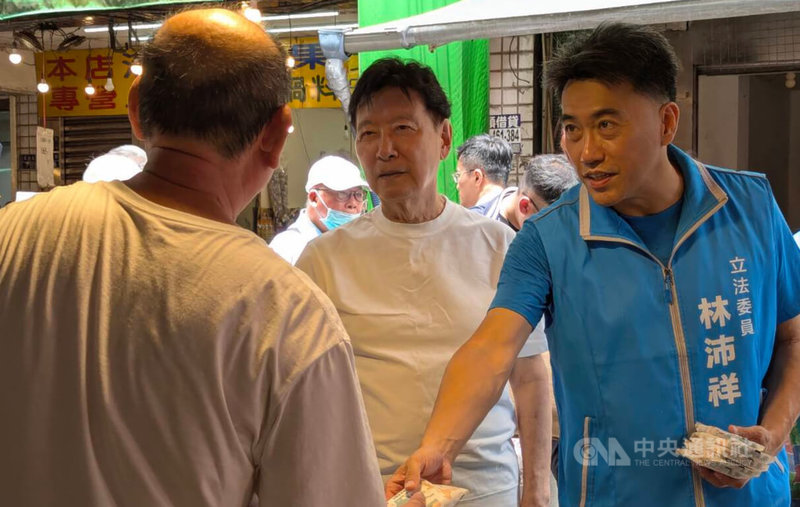 罷免投票日進入倒數,前中廣董事長趙少康(中)22日陪同國民黨立委林沛祥(右)前往基隆市七堵區南興市場掃街,呼籲市民一定要站出來投下不同意罷免。中央社記者王朝鈺攝 114年7月22日