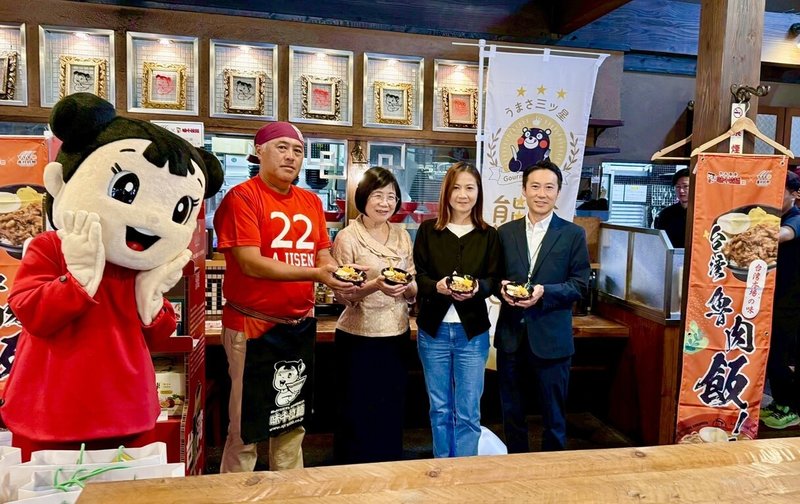 農村發展及水土保持署推動「農村好物」品牌國際化,22日與日本熊本縣連鎖品牌味千拉麵合作,在旗艦店舉辦台灣滷肉飯亮相記者會,味千拉麵社長重光克昭(左)、農業部國際事務司長蕭柊瓊(左2)主持。(農村發展及水土保持署提供)中央社記者汪淑芬傳真 114年7月22日