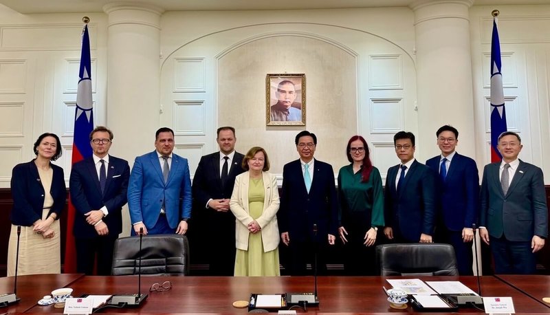 國安會秘書長吳釗燮(右5)22日接見歐洲議會「歐洲民主之盾特別委員會」主席洛瓦索(左5)所率訪團。(國安會提供)中央社記者溫貴香傳真 114年7月22日