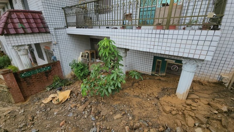 埔里鎮21日一陣強降雨，蜈蚣里7戶民宅遭土石流影響，連夜緊急安置11人；鎮公所22日派廠商機具協助受災戶清理環境。（埔里鎮公所提供）中央社記者蕭博陽南投縣傳真  114年7月22日