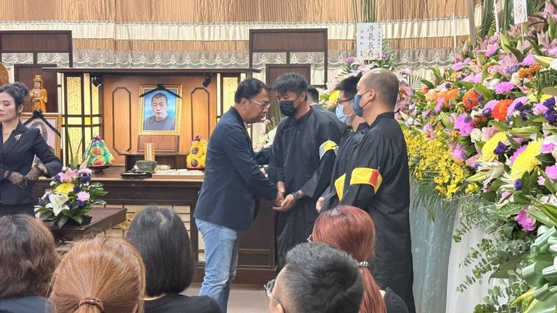 台中豐原5口命案22日舉行告別式,出席告別式的民進黨台中市議員謝志忠(左1)說,家屬選擇火化後樹葬,也期盼檢警單位盡速查明真相。(謝志忠提供)中央社記者郝雪卿傳真 114年7月22日