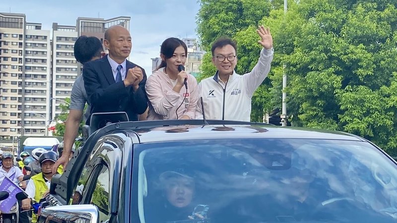 立法院長韓國瑜(前左)22日陪同停職中的新竹市長高虹安(前中)、國民黨立委鄭正鈐(前右)車掃,共同向市民懇託投下不同意罷免票。(鄭正鈐提供)中央社記者郭宣彣傳真 114年7月22日
