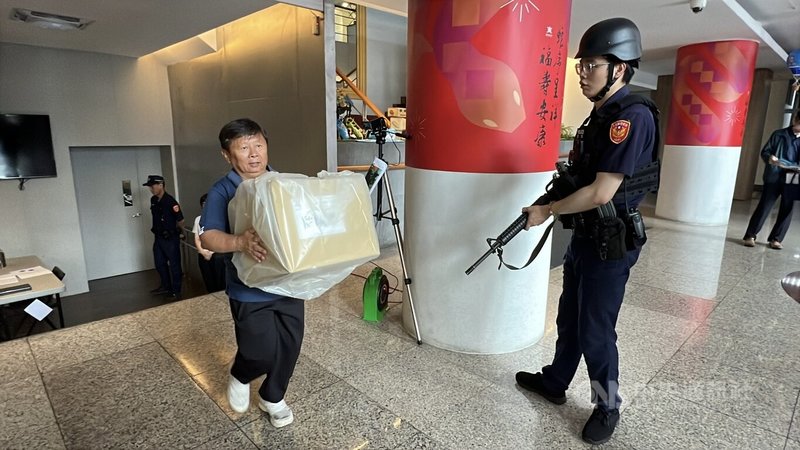 台東蘭嶼、綠島罷免選票22日上午以船運送達；台東縣選委會表示，罷免投票的投開票所與一般選舉相同，但有9個投開票所因豐年祭及國考，有所變更。中央社記者盧太城台東攝  114年7月22日