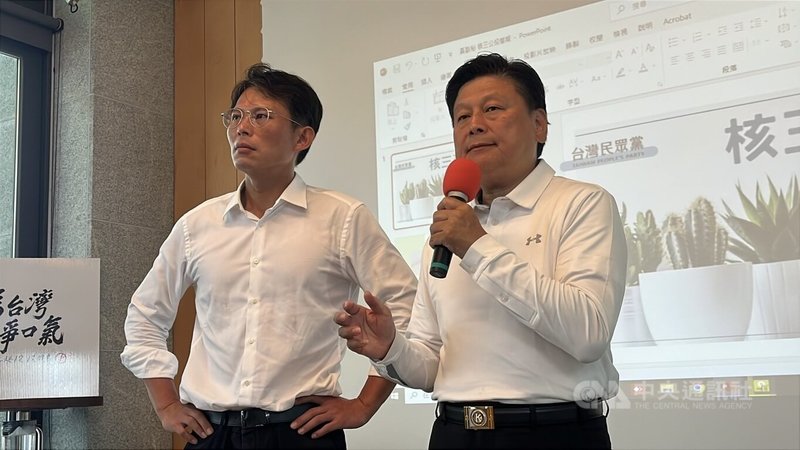 民眾黨主席黃國昌(左)22日出席核三延役公投花蓮座談會,國民黨立委傅崐萁(右)受邀參與。中央社記者張祈攝 114年7月22日