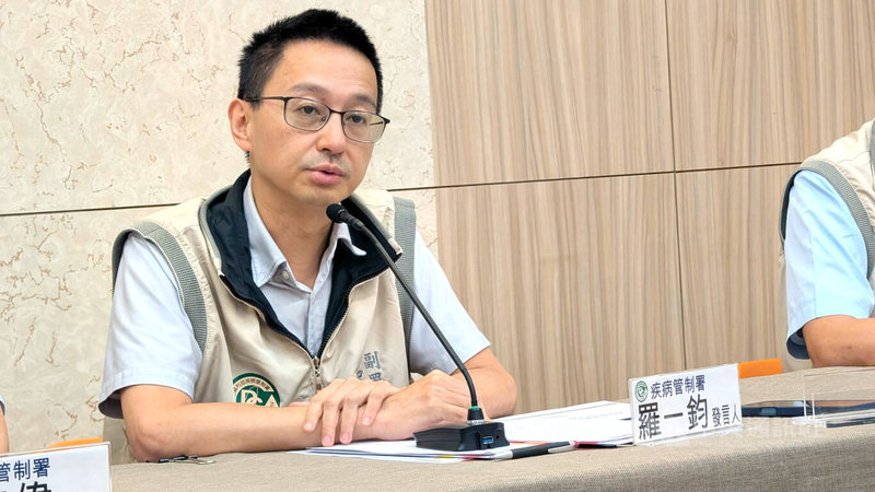 衛福部疾管署發言人羅一鈞(圖)22日表示,8月起55至64歲原住民增列為公費13價結合型肺炎鏈球菌疫苗(PCV13)實施對象,預估有7.2萬人受惠。中央社記者曾以寧攝 114年7月22日