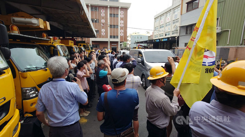 台電上百員工22日聚集嘉義配電中心,淚送因搶修工程遭電擊身亡的同事李元瀚最後一程,並高喊「元瀚工作結束,一路好走」。中央社記者蔡智明攝 114年7月22日