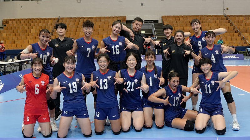 台灣女排22日在德國世界大學運動會以1比3不敵波蘭獲得第6名,總教練鄧衍敏(後排左2)驕傲表示,給所有球員「A」級的評價。圖為擊敗中國賽事照片。(大專體總提供)中央社記者黎建忠傳真114年7月22日