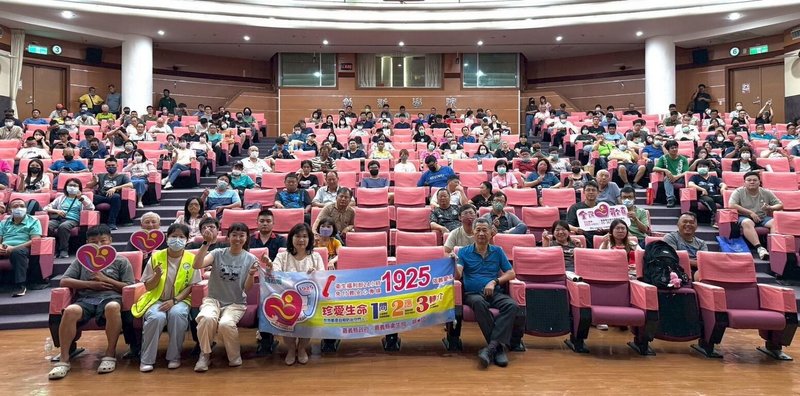 嘉義縣衛生局定期召開網絡單位合作會議，針對醫療、警消、民政村里幹事、社政、教育及農藥商賣場人員辦理訓練，強化自殺通報責任與敏感度，共築「珍愛生命服務網」。（嘉義縣衛生局提供）中央社記者蔡智明傳真　114年7月22日