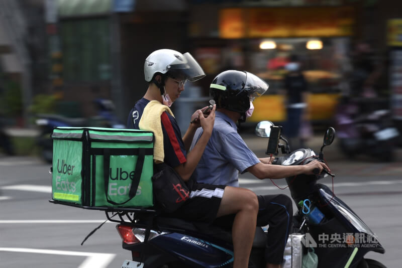 圖為外送員在台北市士林夜市工作。(中央社檔案照片)