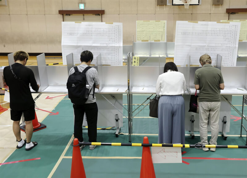 日本選民20日參與參議院投票。(共同社)