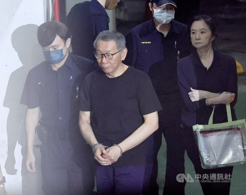 台北地方法院22日審理京華城案,提訊在押的前台北市長柯文哲(左2)、台北市議員應曉薇(右)出庭,並以證人身分傳喚時任台北市都發局規劃科科長楊智盛到庭,釐清京華城案的決策過程。中央社記者張皓安攝 114年7月22日