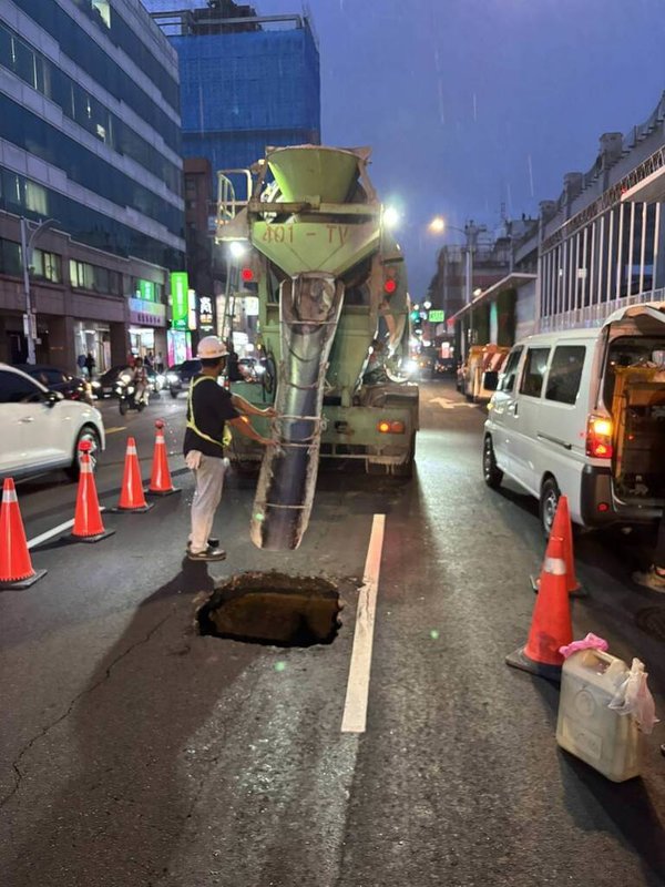 台北市松山區京華廣場旁道路22日下午出現坑洞，局新工處表示，因開挖後沒有發現管線破損，且協同專業技師判斷孔洞無擴大跡象，已先行回填完畢。（台北市工務局新工處提供）中央社記者陳昱婷傳真  114年7月22日