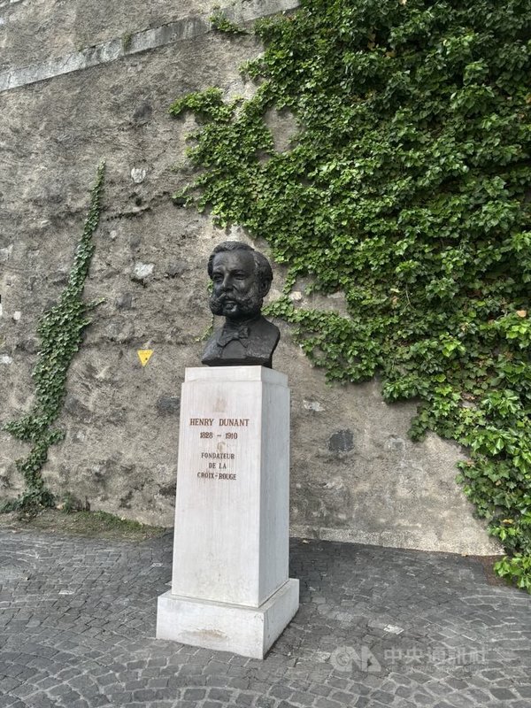 亨利杜南(Henri Dunant)是瑞士商人和人道主義者,1863年成立了救援傷兵國際組織。他以人道精神發期救援戰爭裡的婦女、孩童與傷兵的紅十字運動,後人尊稱他為「紅十字會之父」。國際紅十字總會的會址也設於瑞士日內瓦。中央社記者郭芳君日內瓦攝 114年7月22日
