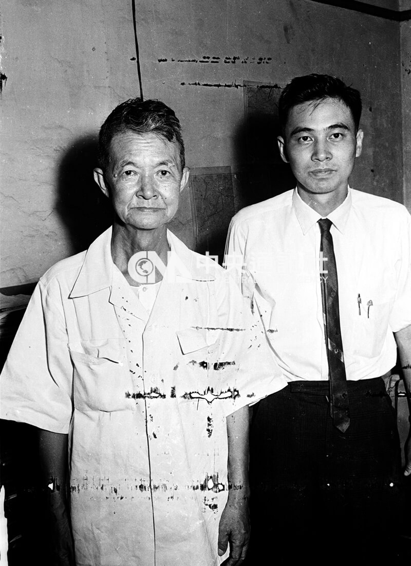 杜祖健（右）與父親杜聰明合影，他當時回母校台大演講「猶他州立大學研究核酸情形」。中央社記者陳永魁攝　52年7月22日