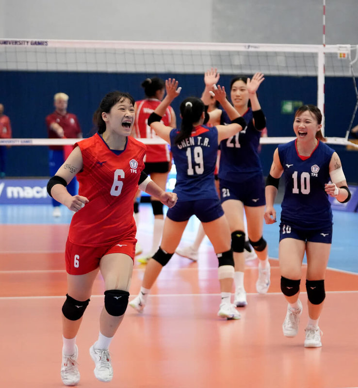 台灣女排22日在世大運5-8名排名賽逆轉擊敗中國,全隊都欣喜若狂,接下來將和波蘭爭奪本屆第5名。(大專體總提供)中央社記者黎建忠傳真 114年7月22日