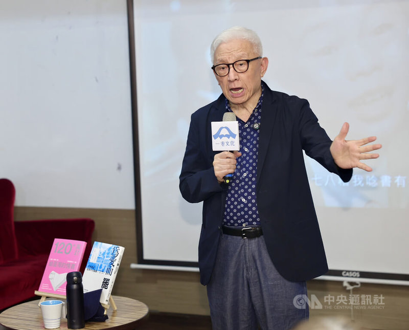 「大罷免.大啟蒙」 新書發表會22日在台北舉行,圖為反共護台志工聯盟3號志工曹興誠為新書發表會致詞。中央社記者王飛華攝 114年7月22日