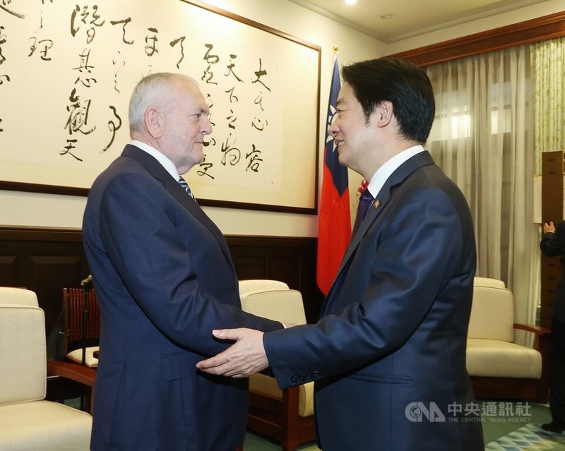 總統賴清德(右)22日上午在總統府接見愛爾蘭眾議院副議長暨國會友台小組主席麥基尼斯(John McGuinness,另譯:馬基尼士)(左)所率領的「愛爾蘭跨黨派國會議員訪問團」,兩人握手致意。中央社記者郭日曉攝 114年7月22日