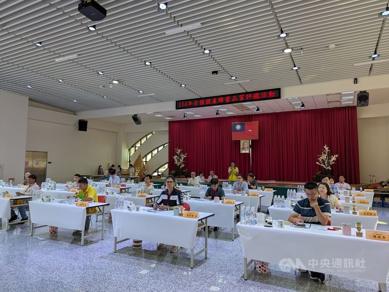 114年全國國產蜂蜜品質評鑑複評作業23日在台中舉辦，台灣養蜂協會表示，今年龍眼蜜收成時氣候佳，以產量來講，是近10年最豐收的1年。中央社記者蘇木春攝  114年7月23日