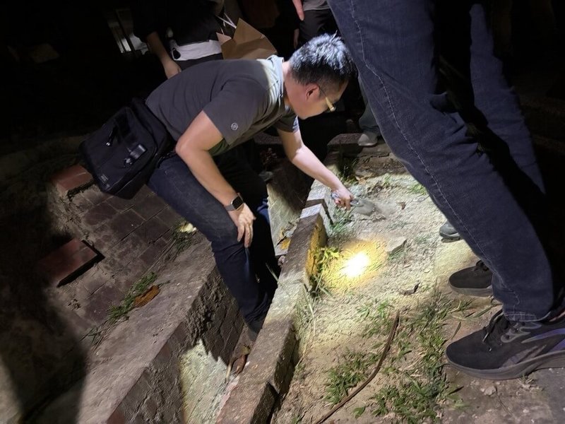 台南毒販利用通訊軟體提供買家下訂後，再埋毒於公園，由買家自行前往挖掘完成交易；警方逮捕涉案陳姓通緝犯後，連夜在永康區某處公園挖出毒品。（台南市警察局提供）中央社記者張榮祥台南傳真　114年7月23日