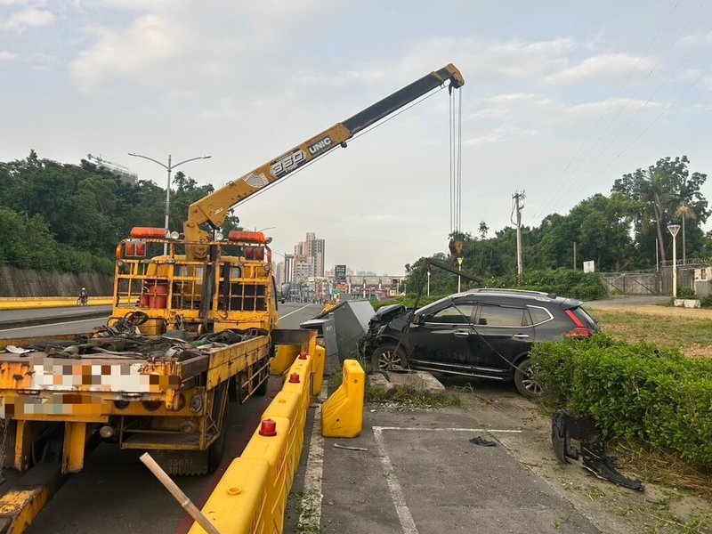 1名未成年男子23日清晨開車行經高雄市鳥松區時，因闖紅燈遭警方攔查卻拒檢逃逸，後自撞台電設備，警方逮捕車上3人，並查獲依托咪酯煙彈等毒品。（高雄市政府警察局仁武分局提供）中央社記者張已亷傳真  114年7月23日