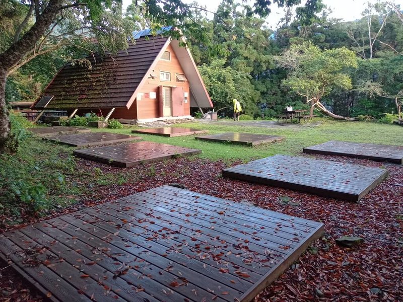 玉山國家公園管理處與大東電業廠公司合作,更新瓦拉米山屋的太陽能光電設備。圖為瓦拉米山屋現況。(國家公園署提供)中央社記者高華謙傳真 114年7月23日
