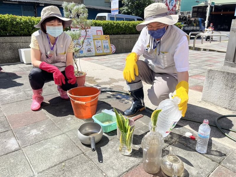 丹娜絲颱風襲台帶來強風豪雨,導致嘉義市多處出現積、淹水情況。嘉義市衛生局和環保局23日示範正確的環境整理,盼民眾落實「巡、倒、清、刷」,清除孳生源,阻斷登革熱病毒的傳播。(嘉義市政府提供)中央社記者姜宜菁傳真 114年7月23日