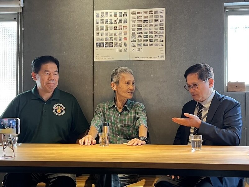 和碩董事長童子賢(右)表態支持罷免國民黨立委傅崐萁,他22日到花蓮與「葉霸」葉春蓮(中)等人會面,提到曾直接幫震災受損學校,校方被恐嚇「不能收,要捐給縣府統一分配」,透過這些事情才了解這麼離譜,不是憑空想批評。(曙光花蓮提供)中央社記者張祈傳真 114年7月23日