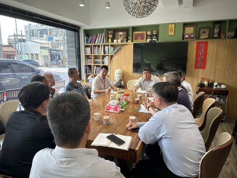 民進黨立委蔡易餘(後中)日前邀集國家通訊傳播委員會、數位發展部、中華電信、台灣大哥大、遠傳電信在風災後開協調會,決議未來將協調電信業者於台電各鄉鎮市辦公建築物加掛基地台。(蔡易餘提供)中央社記者蔡智明傳真 114年7月23日
