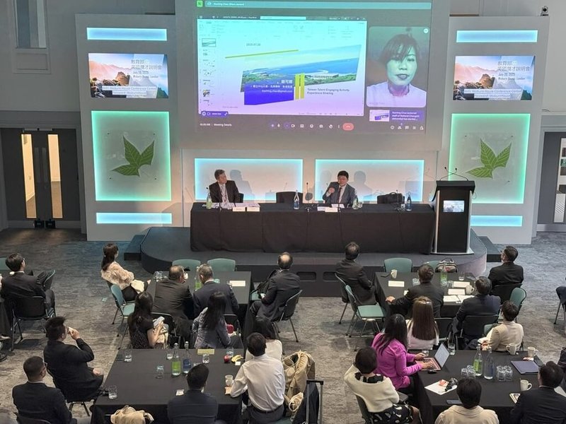 教育部近期與12所大學組團，先後前往德國、英國舉辦攬才說明會，盼能持續延攬各領域人才返國，為台灣學術環境向下扎根，注入新活力。圖為在英國舉辦的說明會情形。（教育部提供）中央社記者陳至中台北傳真　114年7月23日