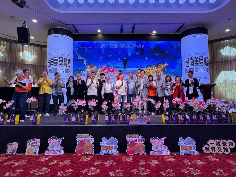 台南市政府與新加坡新台灣館在新加坡舉辦台南夏季果品、農漁產品推廣活動,展示芒果、八田米等物產魅力。(新加坡新台灣館提供)中央社記者吳昇鴻新加坡傳真 114年7月23日