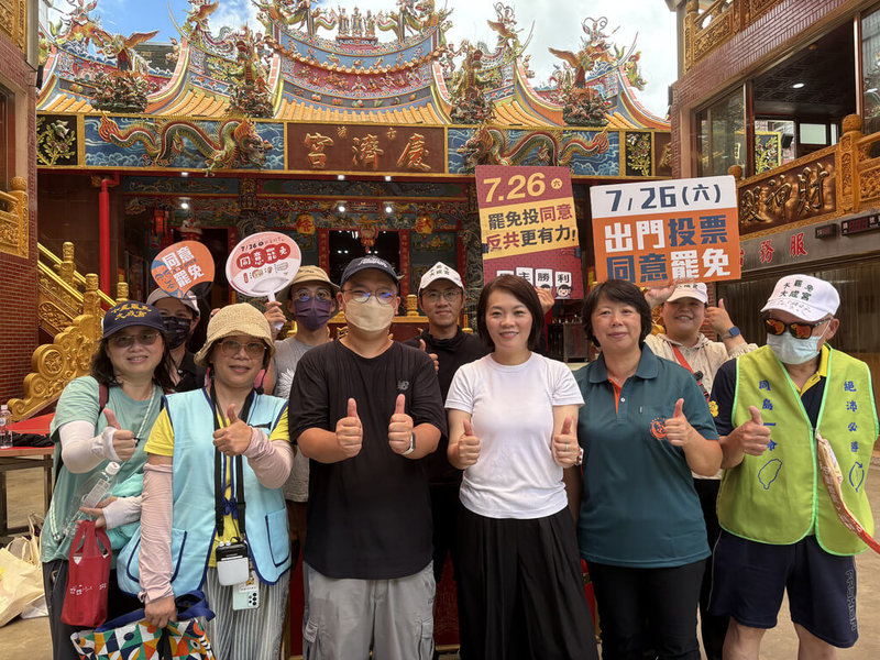 國民黨立委林沛祥罷免案將於26日投票。罷團「基隆絕沛」23日邀請民進黨台北市議員簡舒培(前右3)到基隆傳統市場掃街拜票,呼籲市民支持林沛祥罷免案。(基隆絕沛提供)中央社記者沈如峰基隆傳真 114年7月23日