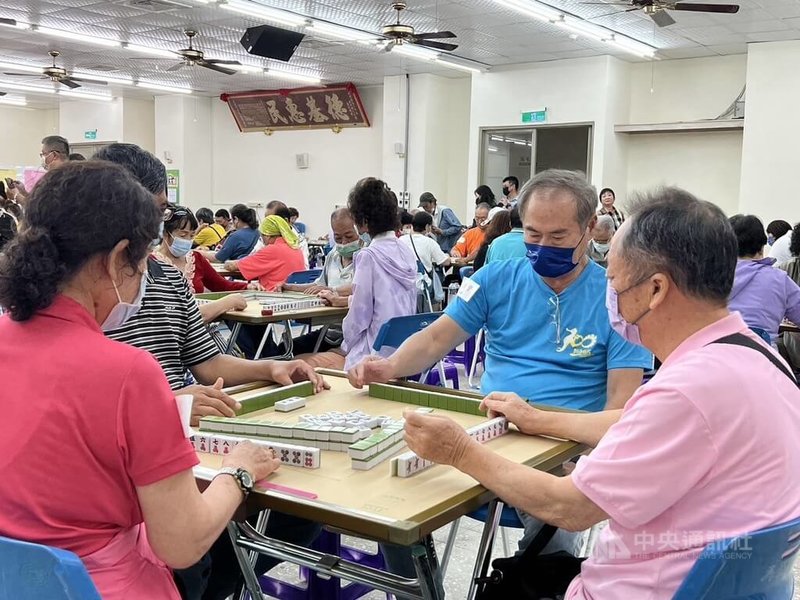 馬公市第2屆麻將大賽26日將登場,促進市民健康交流、活絡思維,圖為113年首屆麻將大賽活動情形。中央社 114年7月23日