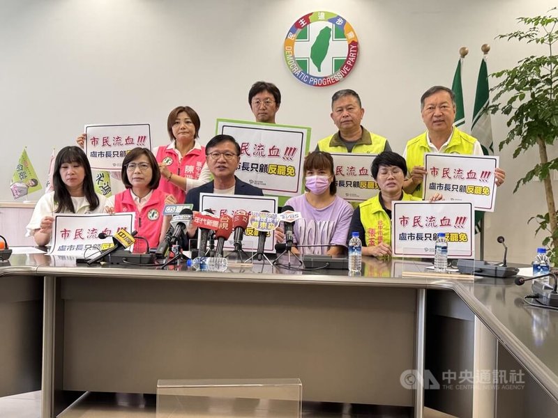 台中市1名女子（前右2）23日由民進黨台中市議會黨團陪同召開記者會，控訴22日晚間遭棄置人行道的鐵桿絆倒受傷，腿部撕裂傷嚴重，送醫縫了11針。中央社記者郝雪卿攝  114年7月23日