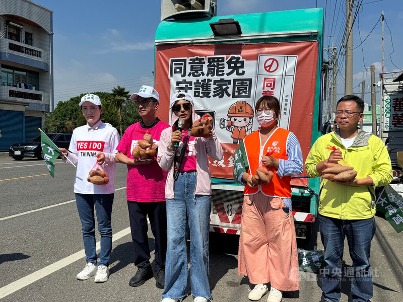 民進黨立委邱議瑩(中)、李昆澤(左2)23日下午到雲林縣水林鄉聲援罷團、陪同車掃;邱議瑩說,地瓜象徵台灣,「番薯毋驚落土爛」,這次大罷免是為了守護台灣,要一起守護台灣人民,不要再讓台灣農民遭到不合理對待。 中央社記者姜宜菁攝 114年7月23日