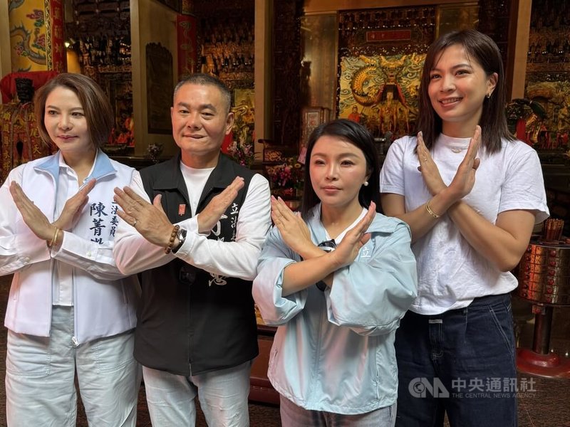 立委罷免案投票倒數,國民黨立委丁學忠(左2)23日在同黨籍立委張嘉郡(右2)、陳菁徽(左1)及台北市議員鍾沛君(右1)陪同下,回防雲林縣虎尾鎮本命區,掃街爭取民眾認同。中央社記者姜宜菁攝 114年7月23日