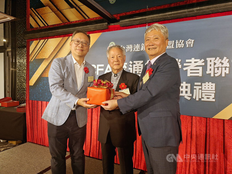 台灣連鎖暨加盟協會23日舉行新舊任理事長交接典禮,新任理事長由杏一醫療用品總經理蔡德忠(右)擔任。中央社記者何秀玲攝 114年7月23日