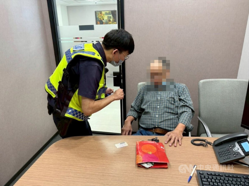 台中左姓男子(右)在網路上認識一名自稱住在馬來西亞的王姓女子,聊天過後將對方認為乾女兒,近日對方稱沒錢繳遺產稅,希望向他借款,左男到銀行持女網友提供的假買賣契約要提款,行員發現有異報案,警方到場勸說成功阻詐。(翻攝照片)中央社記者蘇木春傳真 114年7月23日