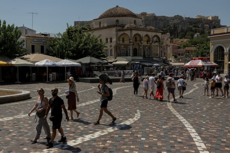 希臘民眾漫步街頭。(路透社)