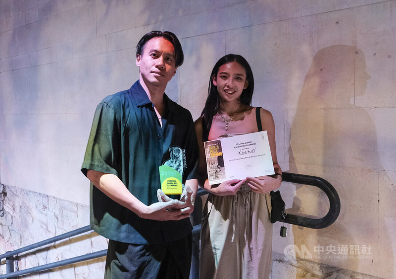 台灣當代編舞家暨舞者絲釋民Taboeh a‘Oebay Tataysi’（左）與游馨琁（右）以共創舞作「KOWAW鷹」榮登西班牙「朝聖之路舞蹈節」大賽，以舞蹈進行朝聖之旅，展開為期20天的文化遶境後，21日晚間在布爾戈斯最終場演出，贏得觀眾票選第一名。中央社記者胡家綺布爾戈斯攝 114年7月23日