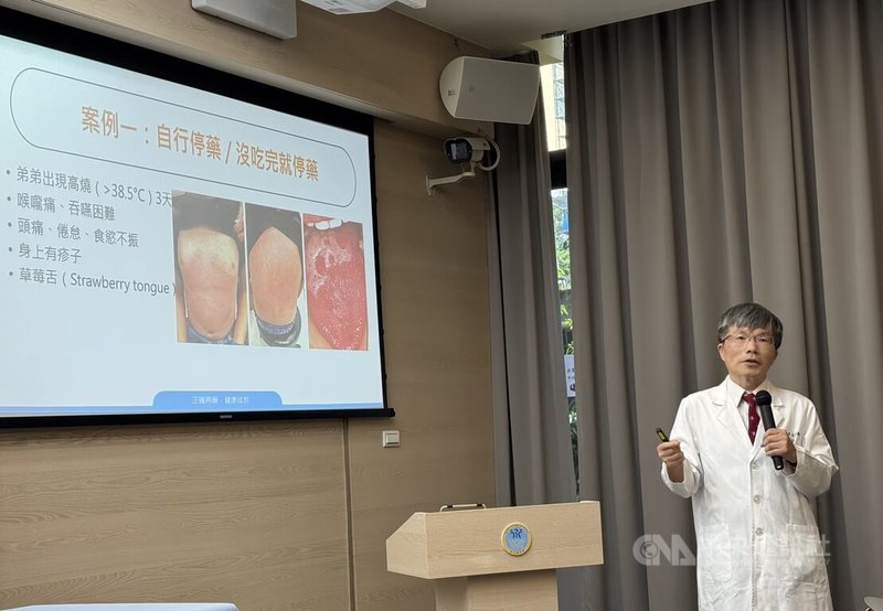 林口長庚醫院兒童一般醫學科醫師吳昌騰(圖)23日在衛生福利部食品藥物管理署例行記者會中提醒,兒童體內各系統尚未完全發育成熟,對於藥物的吸收、代謝、排泄和作用方式,與成人有很大不同,家長務必謹記不給孩子吃別人的藥、並遵守醫囑等「四不一要」原則。中央社記者沈佩瑤攝 114年7月23日