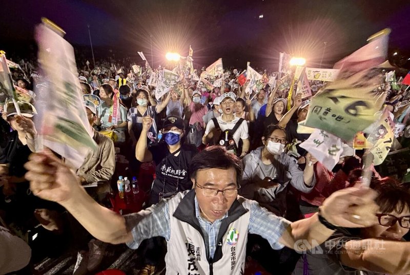 台北市議會民進黨團舉辦的「台北同意罷-中山松信場」23日晚在台北市榮星花園舉行,吸引大批支持群眾出席力挺。中央社記者王飛華攝114年7月23日
