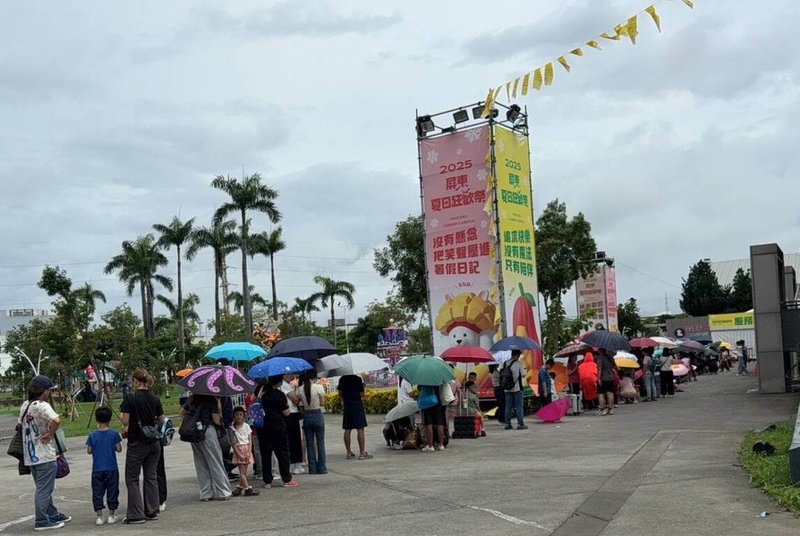 2025屏東夏日狂歡祭童話冰宮受民眾歡迎，縣府採索票免費入場，近日出現轉售狀況，縣府調整冰宮索票辦法，並增加開放人數，讓排隊領票民眾都能順利入場體驗。（屏東縣政府提供）中央社記者李卉婷傳真　114年7月23日