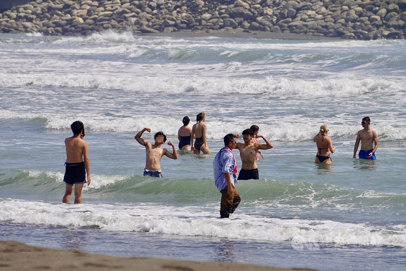 高雄市觀光局舉辦「2025旗津風箏節暨氣墊水樂園」活動,其中旗津風箏節將於8月2日至10日連續2週六、日於旗津海水浴場登場。圖為23日天氣炎熱,民眾赴旗津海水浴場戲水消暑。中央社記者董俊志攝 114年7月23日
