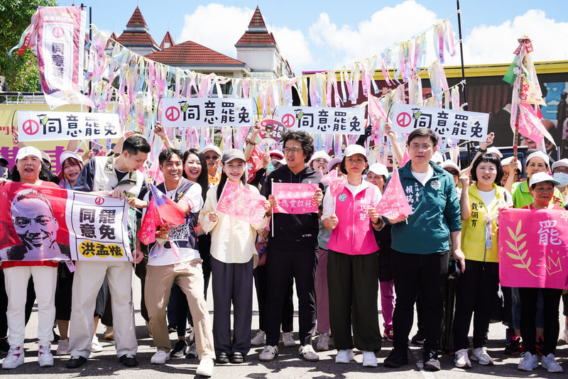為衝刺同意罷免票數,由民進黨新北市黨部聯合公民團體與多名立委、議員發起的「新北來罷」車隊掃街行動,23日在林口熱鬧展開。(市黨部提供)中央社記者王鴻國傳真 114年7月23日