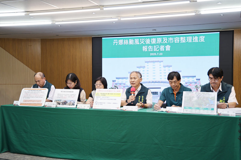颱風丹娜絲重創台南,災區復原重整中,台南市政府秘書長尤天厚(右3)23日在記者會說明最新進度,並公布受理1萬924戶屋損慰助金申請。(台南市政府提供)中央社記者張榮祥台南傳真 114年7月23日