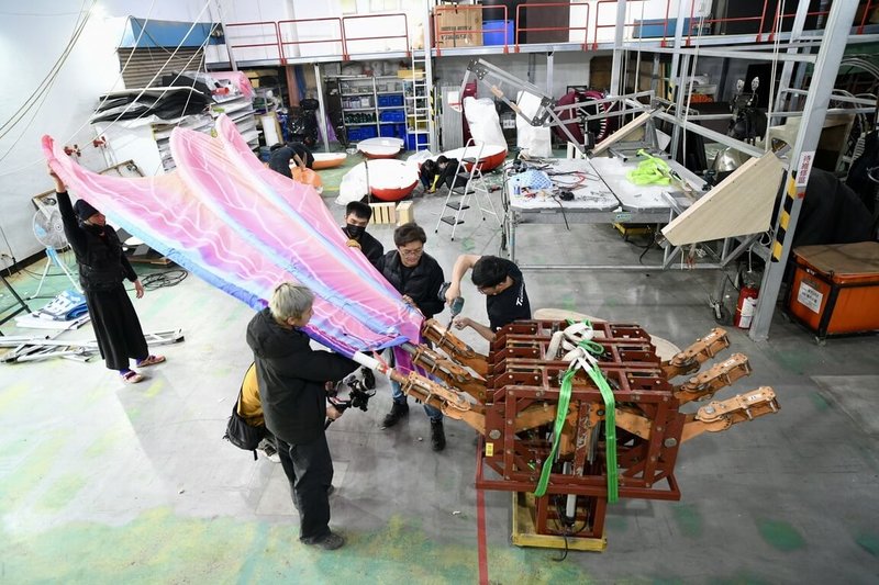 籌備近2年,由客家委員會與紙風車劇團聯合推出的客家親子劇「燈怪」挑戰大型機械裝置再進化。圖為燈燈國王製作組裝過程。(紙風車劇團提供) 中央社記者趙靜瑜傳真 114年7月23日