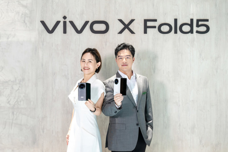 vivo首度進軍台灣摺疊機市場,新摺疊旗艦X Fold5登台開放預購。圖左為vivo台灣總經理陳怡婷。(vivo提供)中央社記者江明晏傳真 114年7月23日