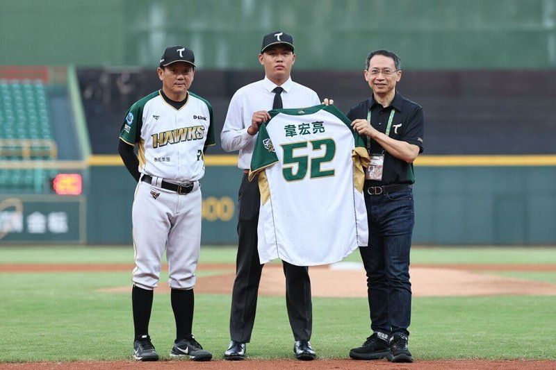 中華職棒台鋼雄鷹隊23日宣布與本屆選秀狀元韋宏亮(中)完成簽約,簽約金為新台幣570萬元,並在主場澄清湖棒球場舉辦加盟儀式。(台鋼雄鷹提供)中央社記者楊啟芳傳真 114年7月23日