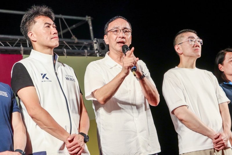 國民黨23日晚間在基隆國門廣場舉辦「反惡罷」團結造勢大會,黨主席朱立倫(中)上台助講,呼籲市民一定要出來投下不同意罷免票,讓黨籍立委林沛祥(左)繼續在國會為基隆努力。(國民黨提供)中央社記者沈如峰基隆傳真 114年7月23日