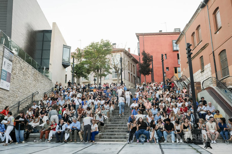 西班牙「朝聖之路舞蹈節」21日在朝聖之路上的著名古城布爾戈斯銀行藝術中心（CAB）前戶外階梯廣場，進行競賽最終戰，當地民眾熱烈參與，人潮坐滿階梯。中央社記者胡家綺布爾戈斯攝　114年7月23日